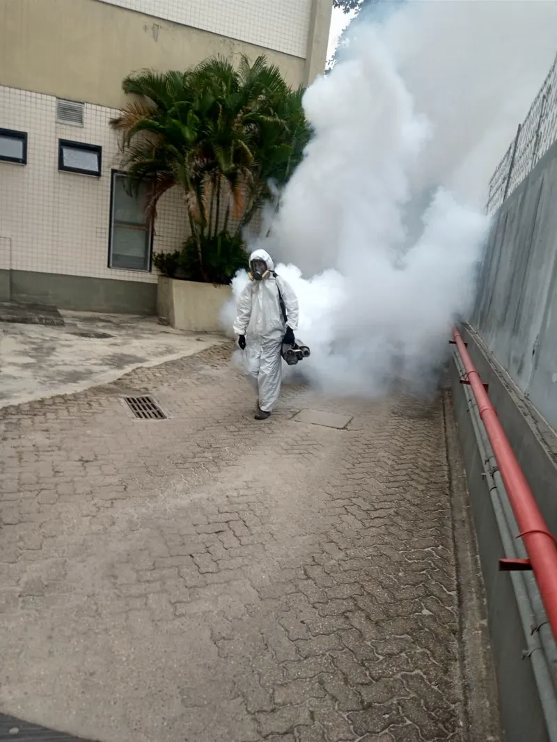 Termonebulização da Essencial Saúde Ambiental na área externa de um condomínio
